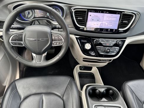 Used 2024 Chrysler Pacifica Touring-L image 23