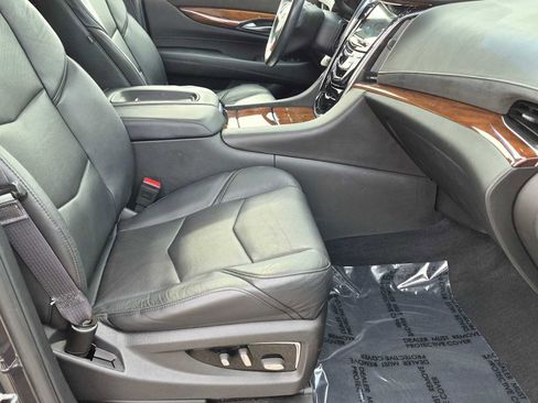 Used 2016 Cadillac Escalade Luxury AWD/4WD image 21