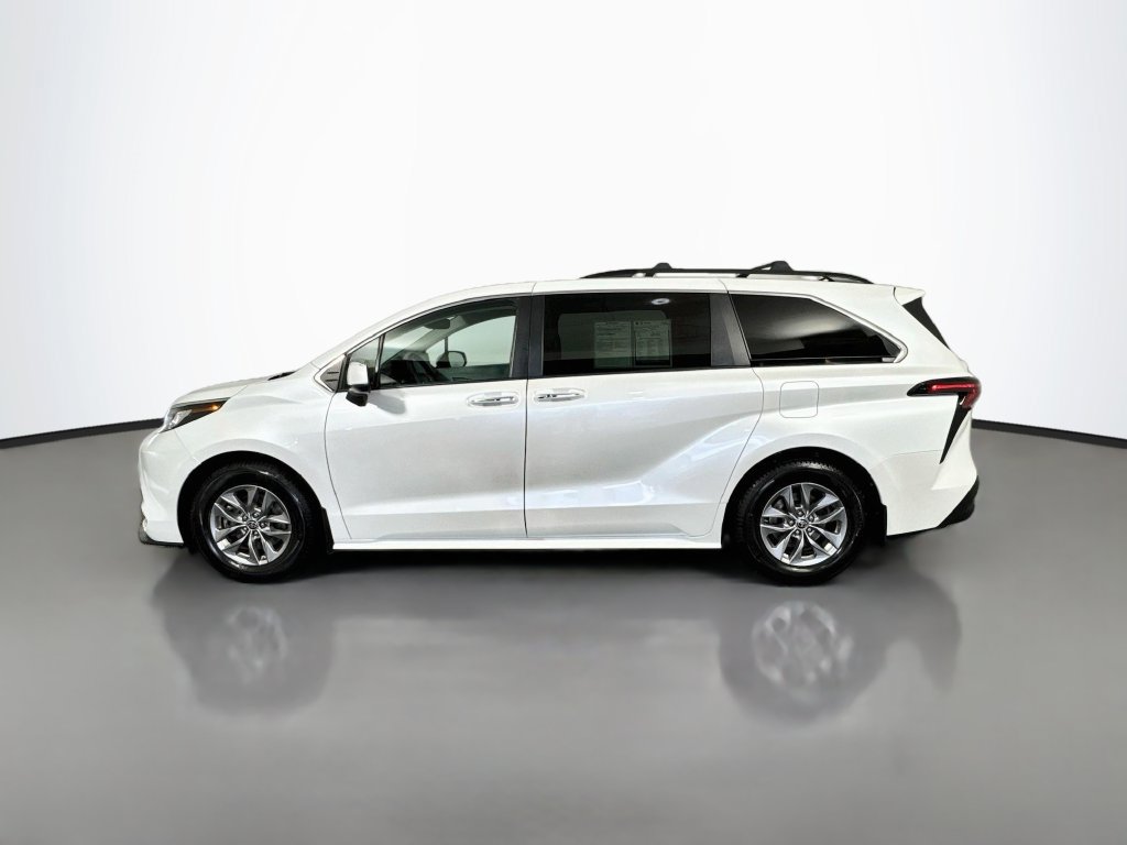 Used 2023 Toyota Sienna XLE AWD/4WD image 5
