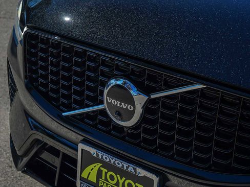 Used 2025 Volvo XC60 B5 Plus image 9