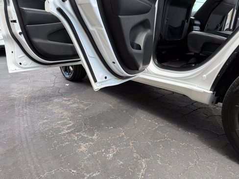 Used 2018 Jeep Grand Cherokee Altitude AWD/4WD image 7