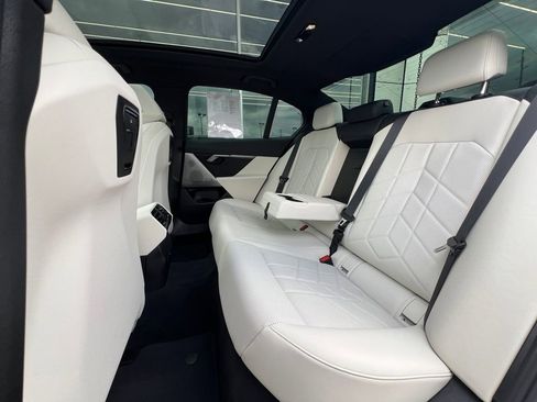 Used 2024 BMW i5 eDrive40i w/ Convenience Package image 22