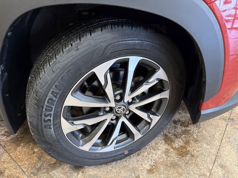 Used 2022 Toyota Corolla Cross XLE w/ Convenience Package image 12