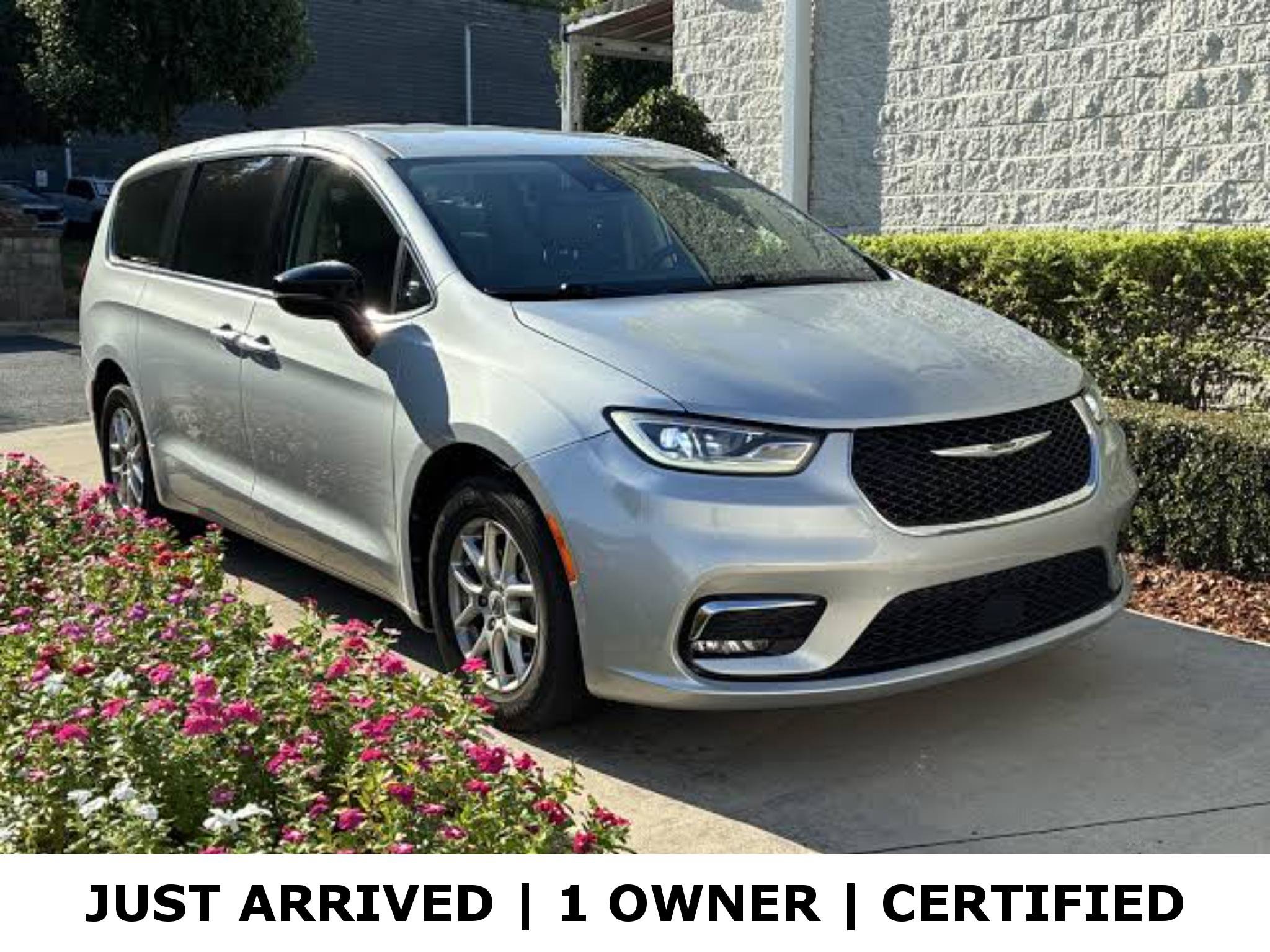 Used 2024 Chrysler Pacifica Touring-L FWD image 1