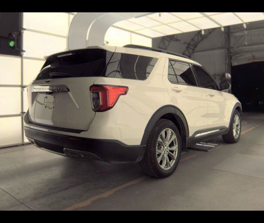 Used 2023 Ford Explorer XLT w/ Equipment Group 202A RWD image 9