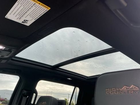 Used 2025 Chevrolet Suburban High Country AWD/4WD image 31
