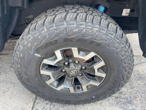 Used 2022 Toyota Tacoma TRD Off-Road image 21