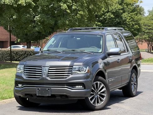 Used 2016 Lincoln Navigator Select RWD image 1