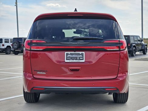 New 2026 Chrysler Pacifica Select image 8