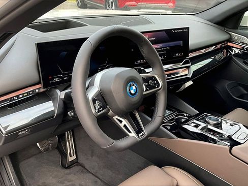 New 2026 BMW 550e xDrive image 5