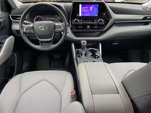 Used 2023 Toyota Highlander LE image 11