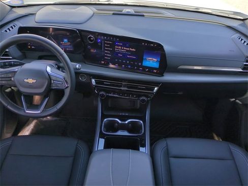 Used 2025 Chevrolet Traverse LT w/ Sun and Wheel Package image 18