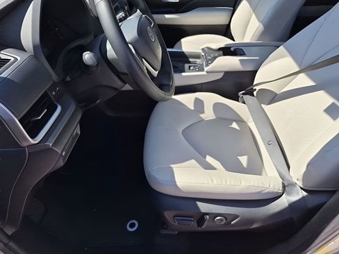 Used 2024 Toyota Grand Highlander XLE image 30