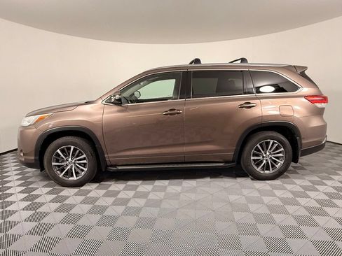 Used 2018 Toyota Highlander XLE AWD/4WD image 12