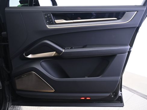 Used 2025 Porsche Cayenne Turbo GT image 20