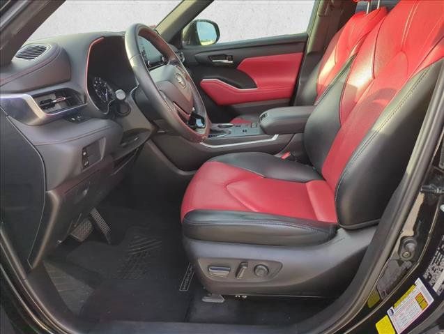 Used 2021 Toyota Highlander XSE FWD image 12