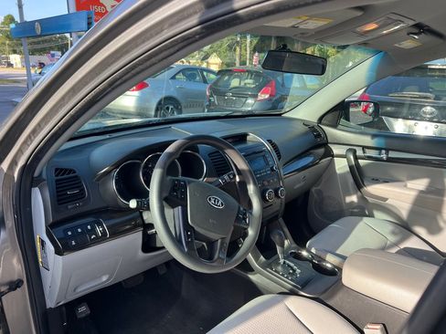 Used 2011 Kia Sorento LX image 2
