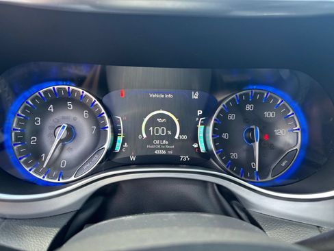 Used 2025 Chrysler Pacifica Limited FWD image 38