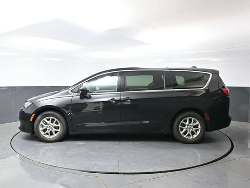 Used 2023 Chrysler Voyager LX FWD image 11