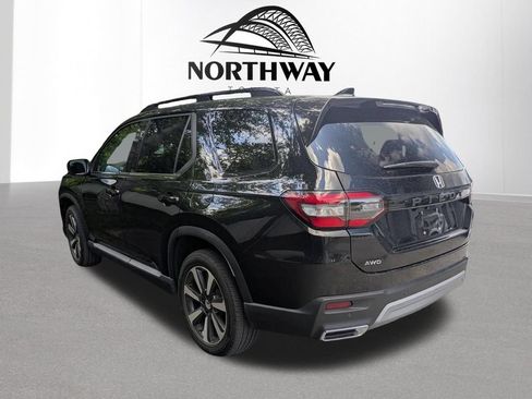 Used 2024 Honda Pilot Touring image 4