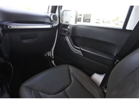 Used 2018 Jeep Wrangler Unlimited Sahara w/ Connectivity Group AWD/4WD image 13