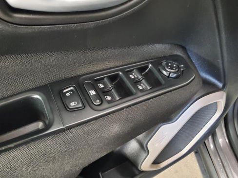 Used 2017 Jeep Renegade Latitude w/ Cold Weather Group AWD/4WD image 11