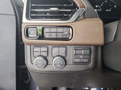 Certified 2025 GMC Yukon Denali Ultimate w/ LPO, Floor Liner Package AWD/4WD image 18