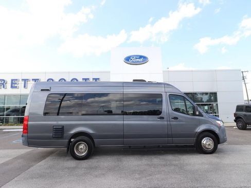 Used 2022 Mercedes-Benz Sprinter 4500 w/ Parking Package image 15