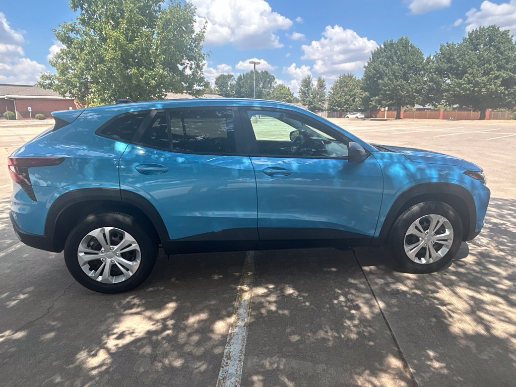 Used 2025 Chevrolet Trax LS FWD image 2