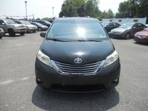 Used 2012 Toyota Sienna XLE w/ XLE Navigation Pkg image 6