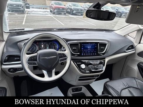 Used 2017 Chrysler Pacifica Limited image 11