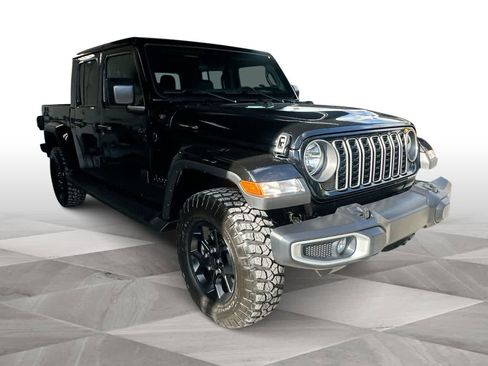 Used 2025 Jeep Gladiator Sport AWD/4WD image 2