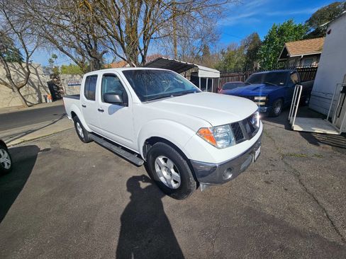 Used 2005 Nissan Frontier SE image 2