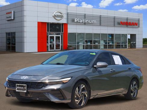 Used 2024 Hyundai Elantra Limited FWD image 2