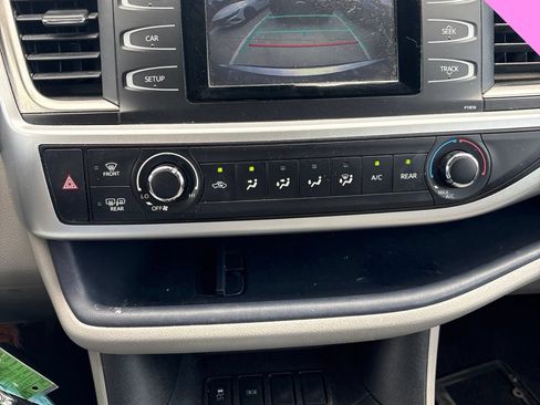 Used 2019 Toyota Highlander LE FWD image 14
