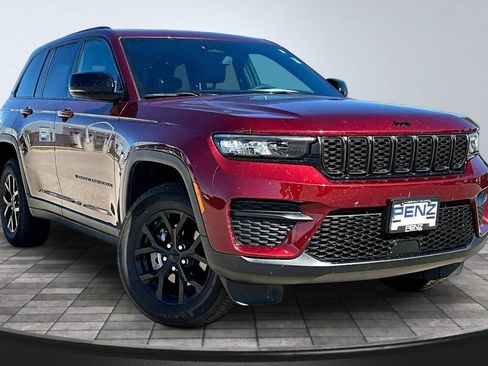 Used 2024 Jeep Grand Cherokee Altitude AWD/4WD image 3