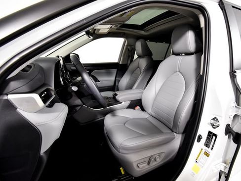 Used 2025 Toyota Highlander XLE AWD/4WD image 5