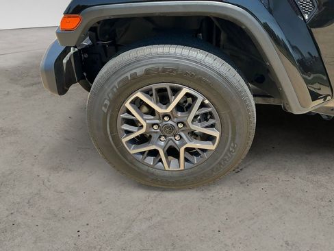 Used 2025 Jeep Wrangler Unlimited Sahara AWD/4WD image 14