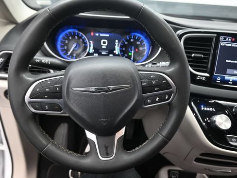 Used 2024 Chrysler Pacifica Touring-L FWD image 9