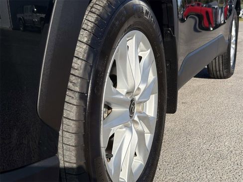 Used 2024 Toyota Corolla Cross LE image 9