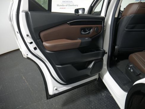 Used 2025 Honda Pilot Elite image 12