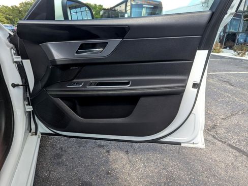 Used 2016 Jaguar XF R-Sport image 34