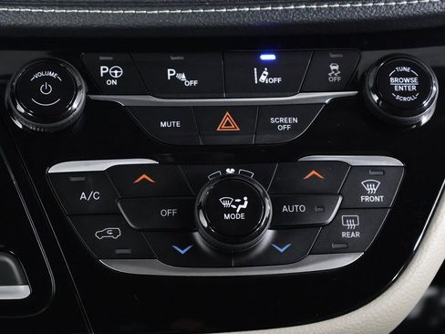 Used 2021 Chrysler Pacifica Touring-L image 41