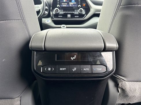 Used 2021 Toyota Highlander LE image 24