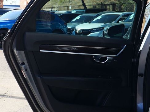 Used 2018 Volvo S90 T8 Momentum w/ Convenience Package image 31