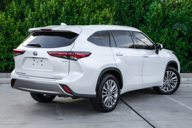 Used 2023 Toyota Highlander Platinum FWD image 10
