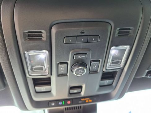 Used 2024 GMC Yukon SLT w/ SLT Luxury Package AWD/4WD image 15
