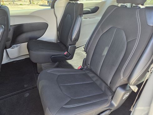 Used 2022 Chrysler Voyager LX image 18