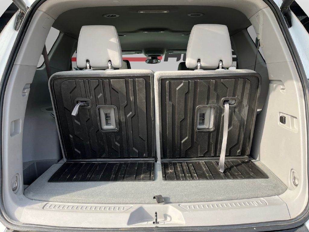 Used 2023 GMC Acadia SLT w/ LPO, Floor Liner Package FWD image 18