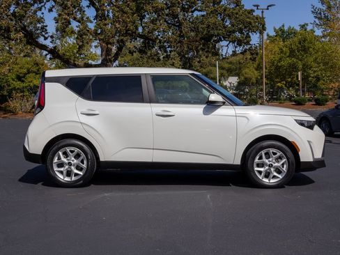 Used 2023 Kia Soul LX w/ LX Technology Package FWD image 6
